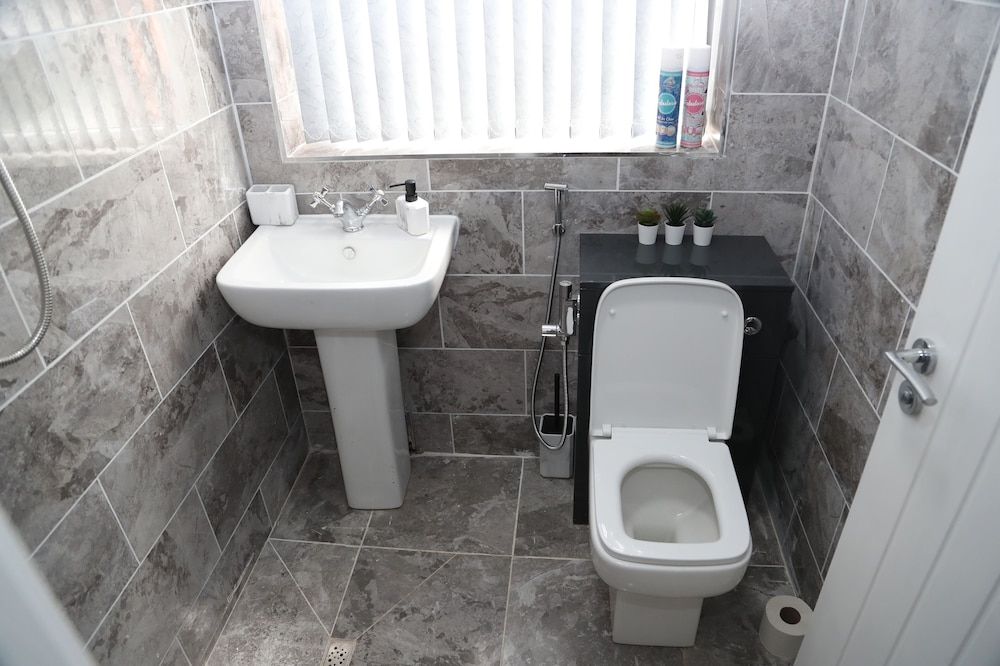 Apt - Sleeps 3 - Parking - Stn Close