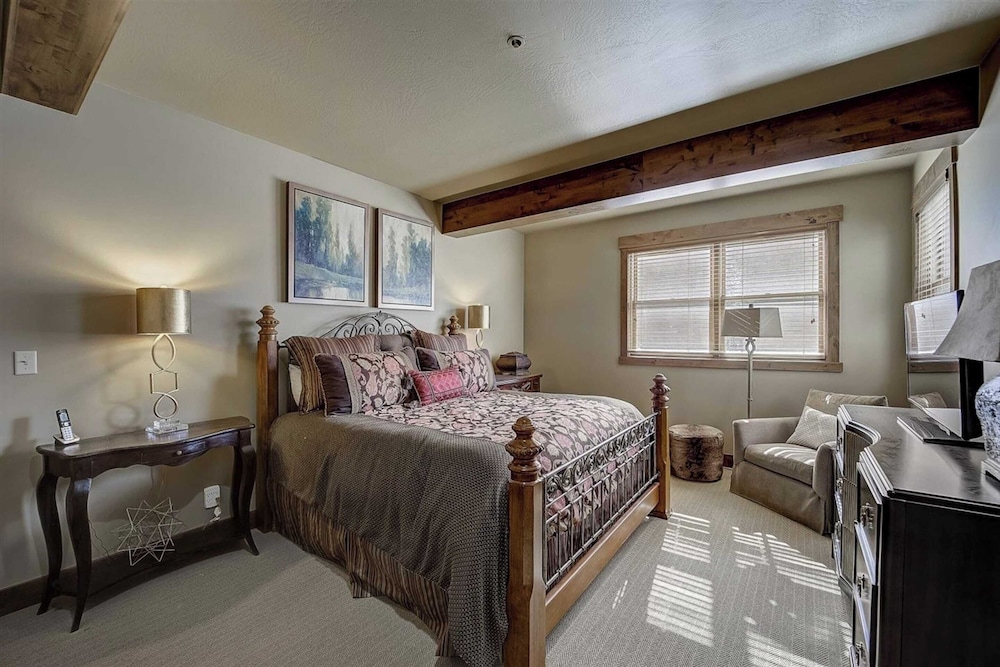7 Condos, Ski-in/ski-out + Hot Tubs Sleeps 30 Mont Cervin by Avantstay