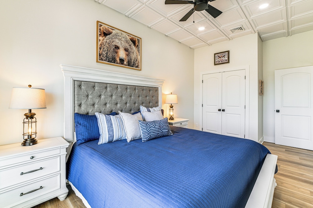 Lake View + Deck: Group Getaway in Grand Rivers!
