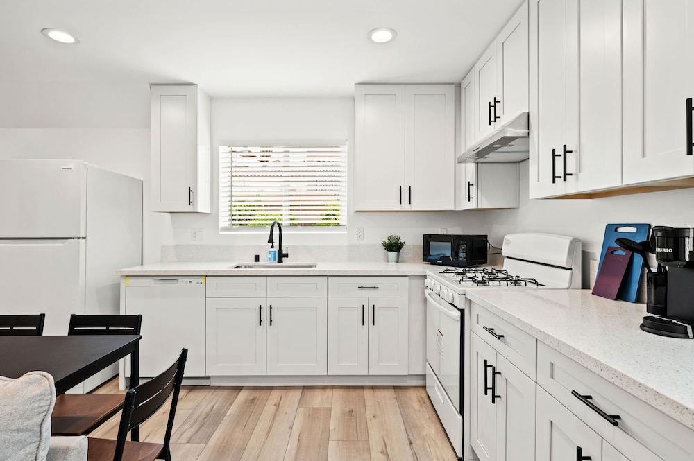 Modern Home Near Pasadena Garage Full Kitchen