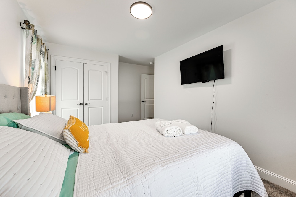 1 Mi to MGM Springfield: Cozy Winter Duplex!