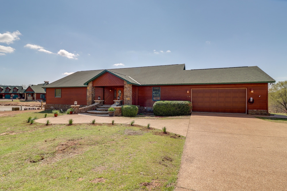 Mountain Views + Shared Pool: Ozarks Family Home view 5