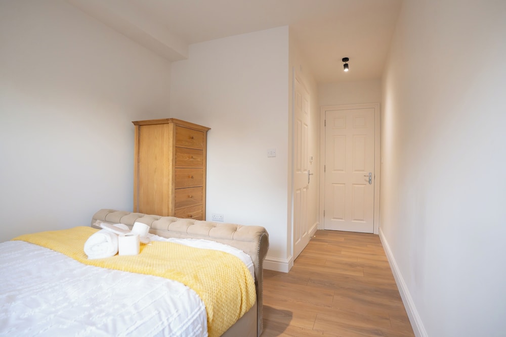 D'luxe 5-bed House - Sleeps 12 & Private Parking