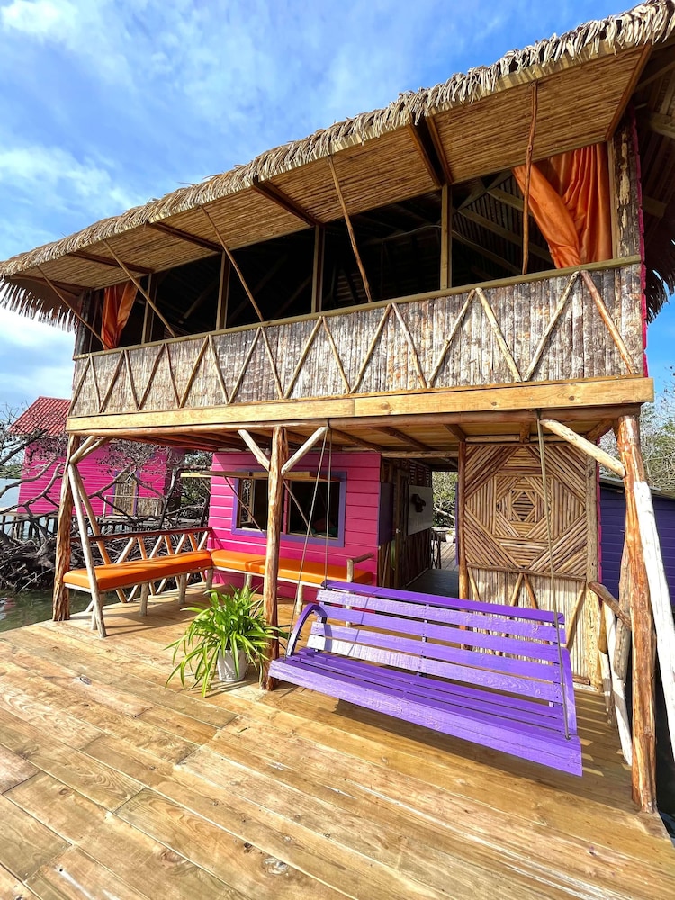 Urraca Monkey Island Eco Resort