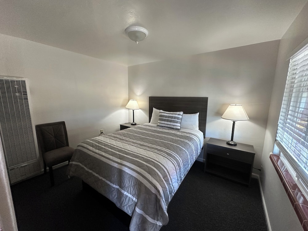 Lee Vining Motel view 4