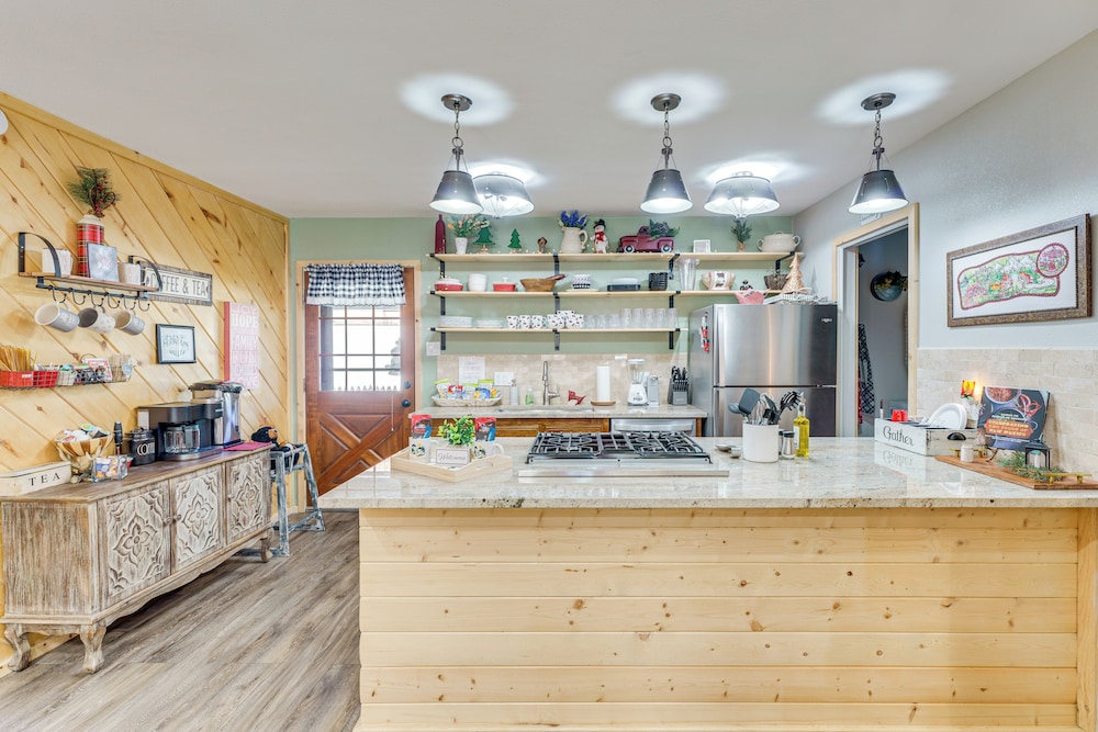 < 1 Mi to Skiing: Family-friendly Red River Haven