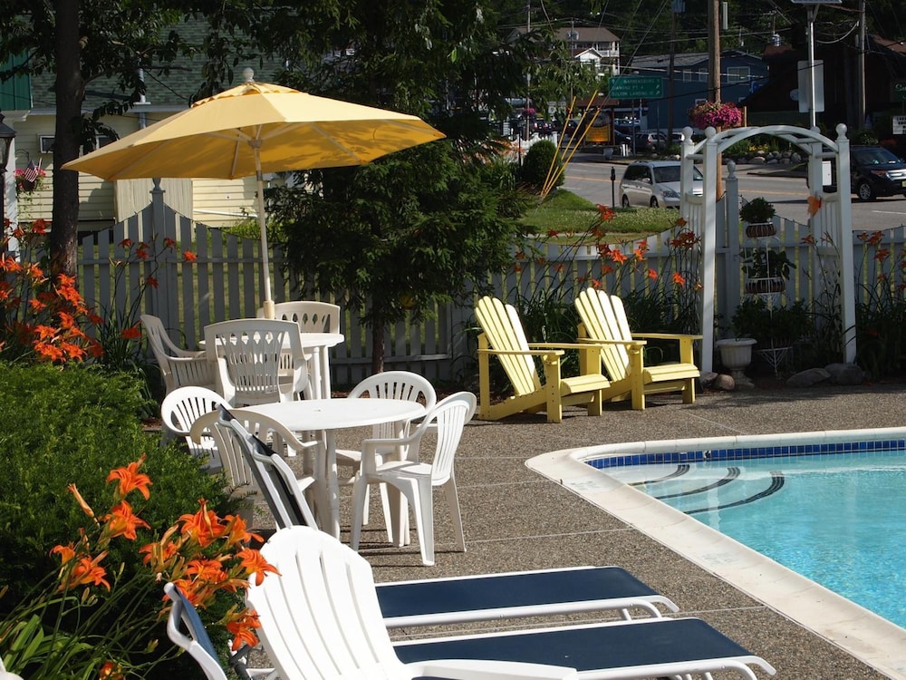 Admiral Motel
