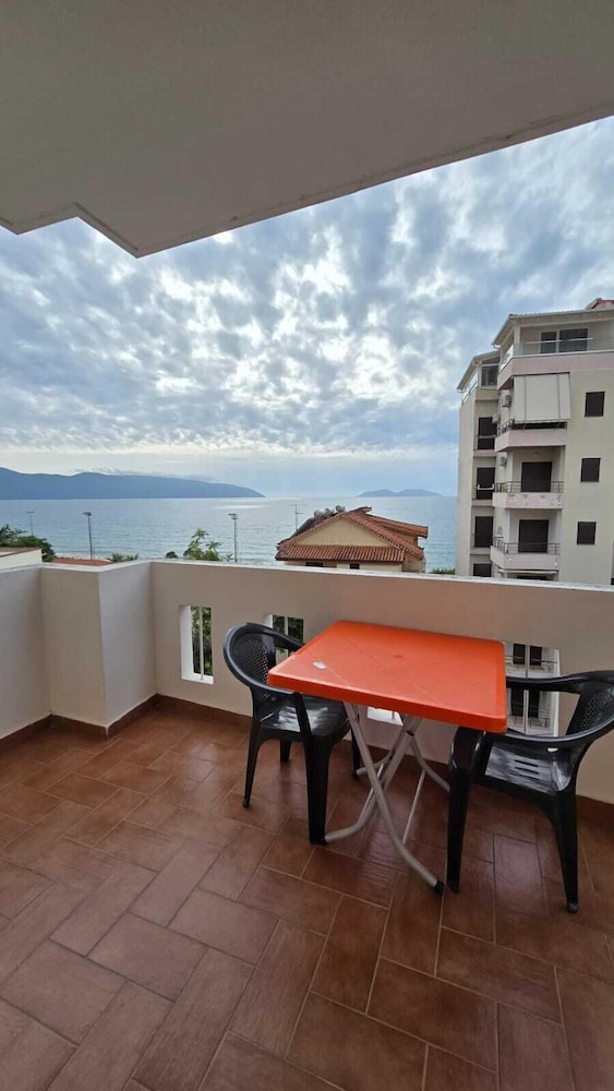 Tirent Apartment - Your Beach Home in Vlorë