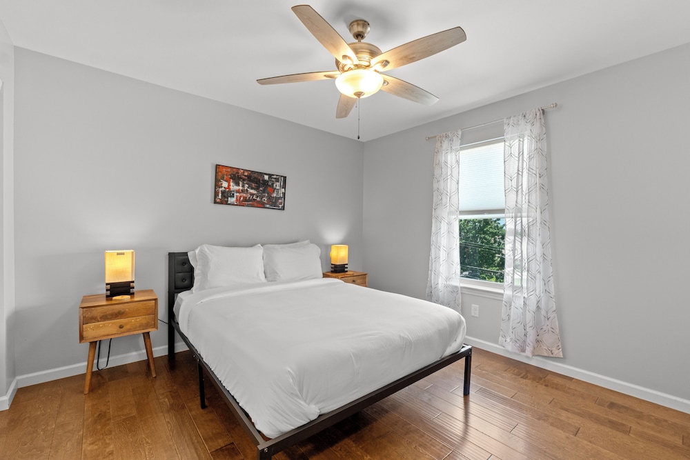 Modern Home W/garage Near SLU JZ Vacation Rentals