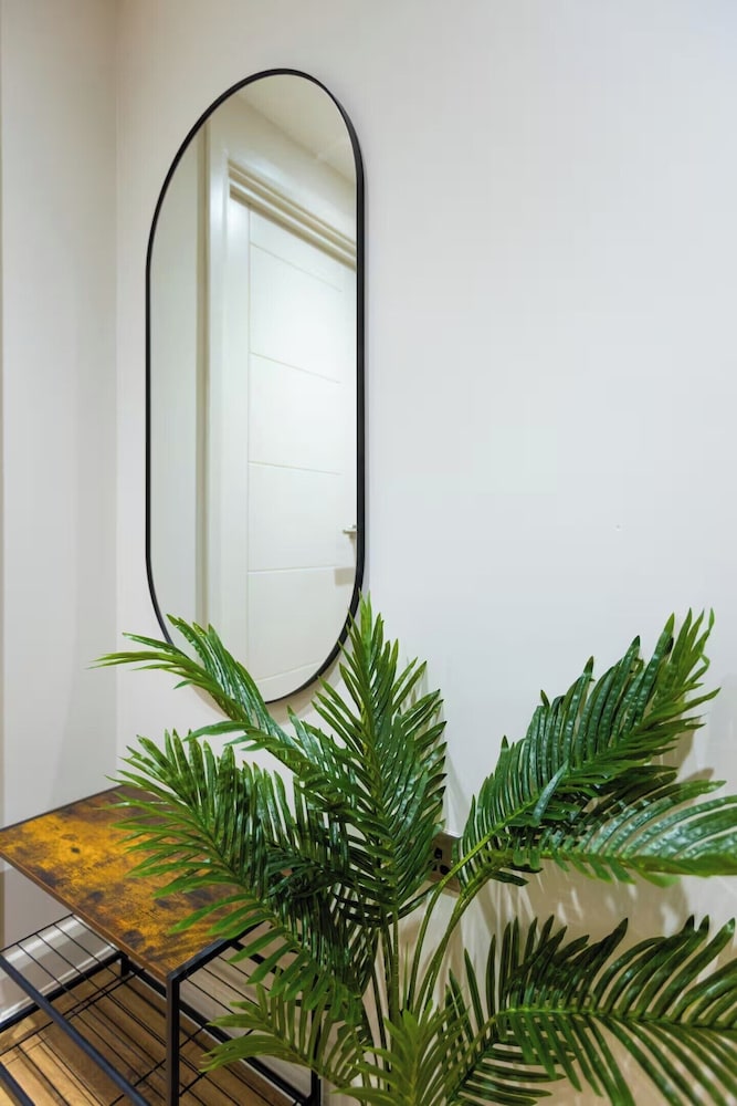Modern City Apartment - Sleeps 4 & Walk to Arena