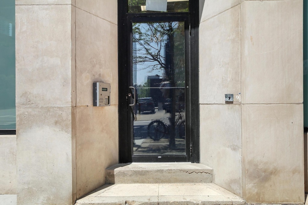 Luxe 1BR Apt - Lake 204 rep - Image 4