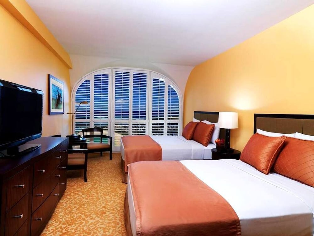 Room in Holiday House - Hgvc Hawaiian Village Resort & Spa, Hot Tub, Pool! view 2