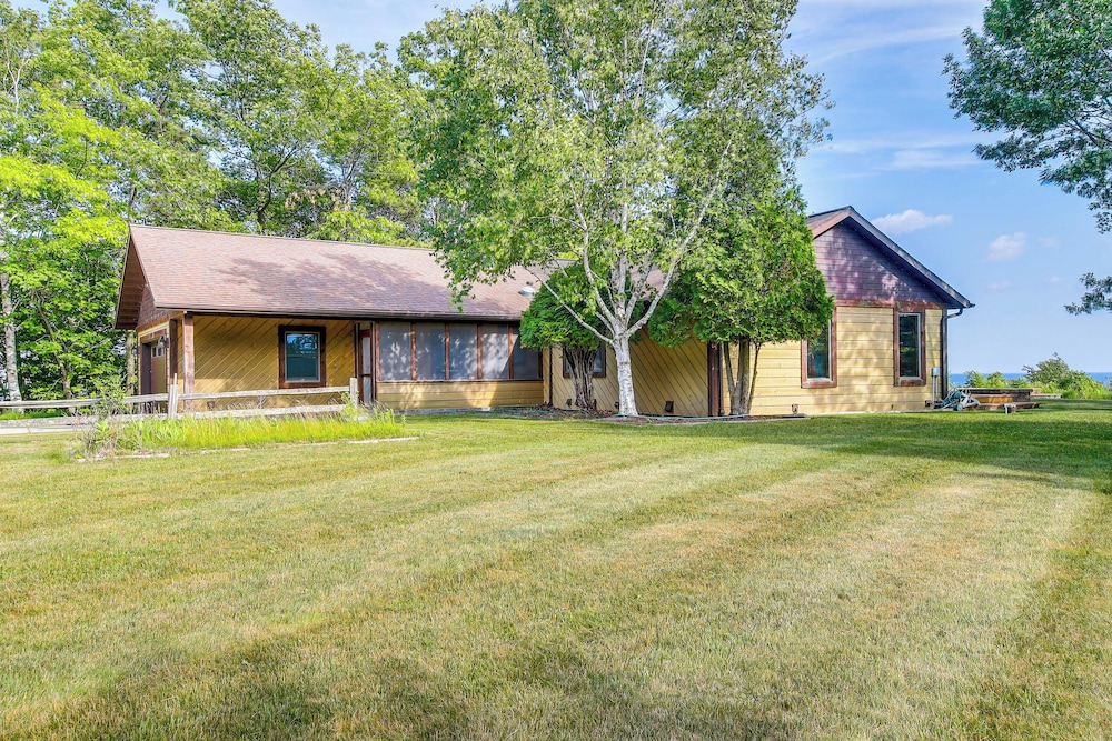 Idyllic Sturgeon Bay Cabin w/ Fire Pit + View view 5