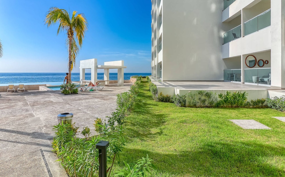New Oceanfront 2 BR Condo - Gym - Beach - Pool