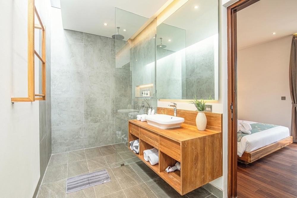 Elegant 6BR Canggu Villa Steps From the Ocean