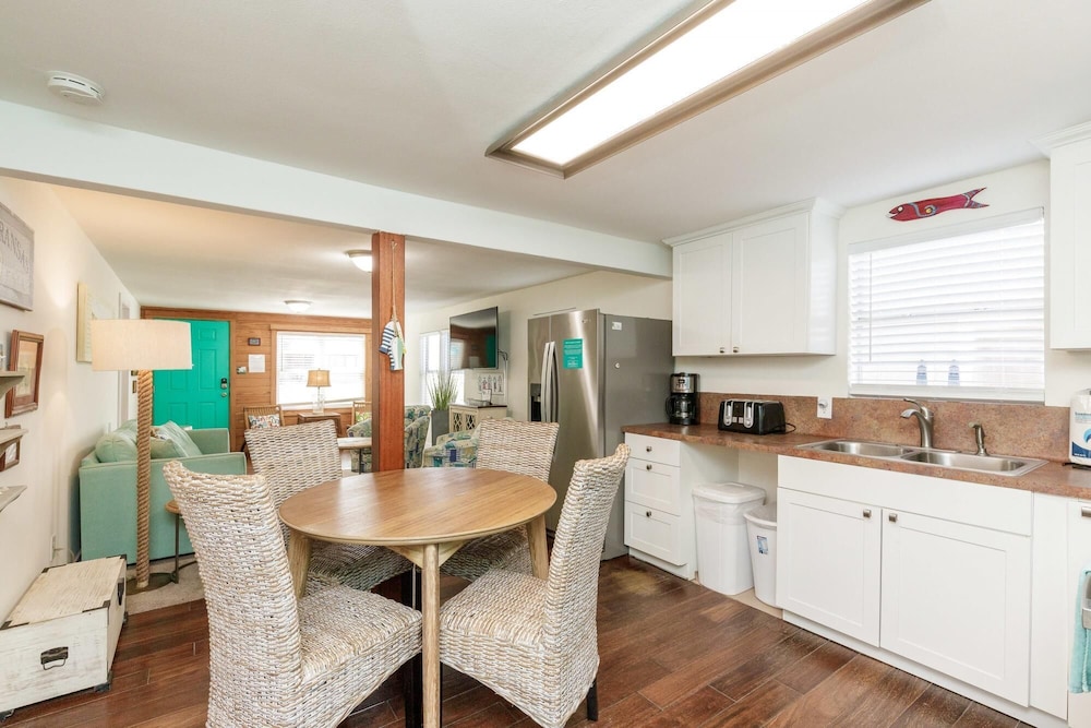 Rock the Boat - Charming Cottage Downtown Port A view 5