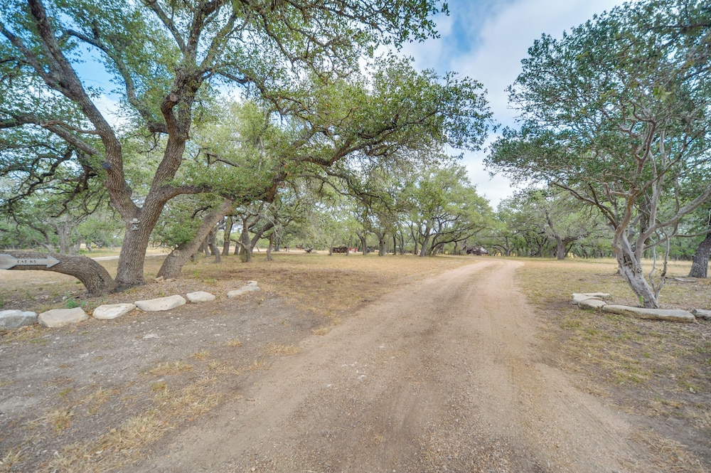 11 Mi to LBJ State Park - Couples Cabin Retreat!