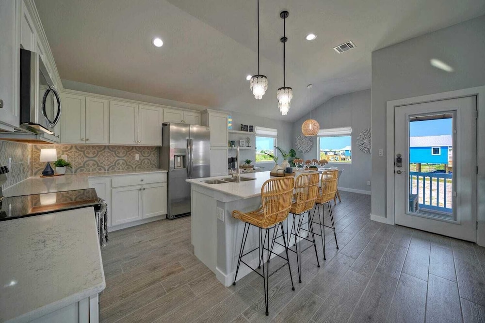 Sleeps 24 2 Homes, Priv Pool, Swing Bar, Patio Lounge Near Nature Preserve