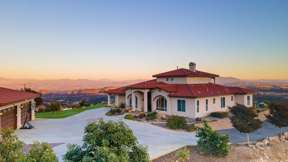 Colina by Avantstay Secluded Mountain Top Oasis w Pool Hot Tub Putting Green
