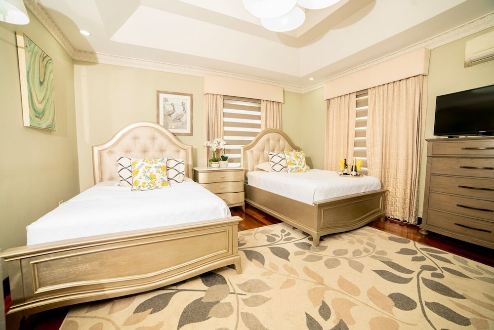 Orchids Palms Luxury Villa Pool Chef Hot Tub Airport Pickup