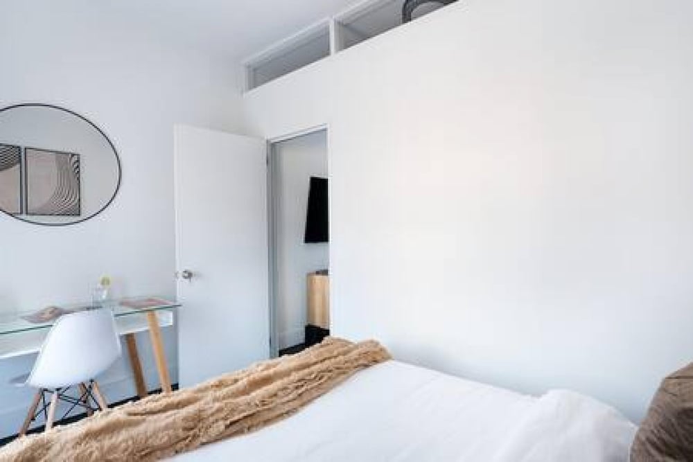 444-4c Newly Renovated Studio in Hell s Kitchen