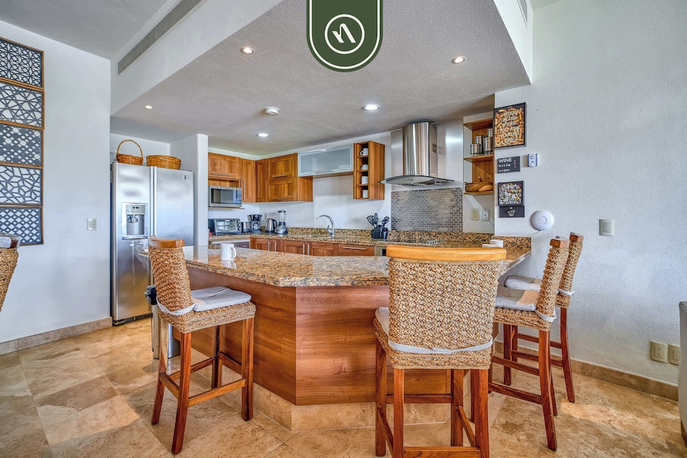 Oceanfront 3BR Condo With Beach Club - Pool