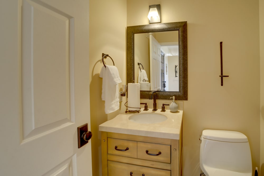 Cozy Pine Getaway w/ Fireplace  Mountain Views! - Property Image 39