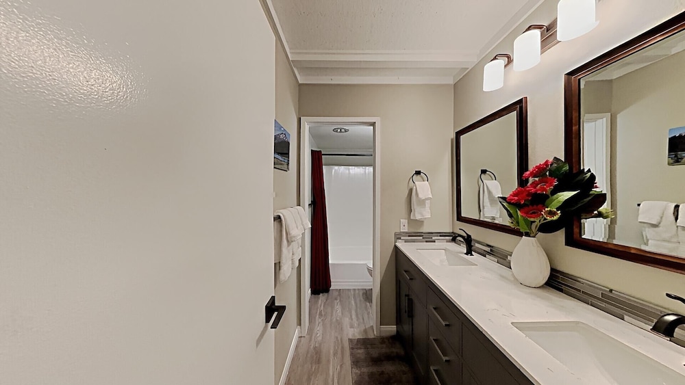 Spacious 2 BR Units at 1849 Condos With Free Pool, Parking & Wifi