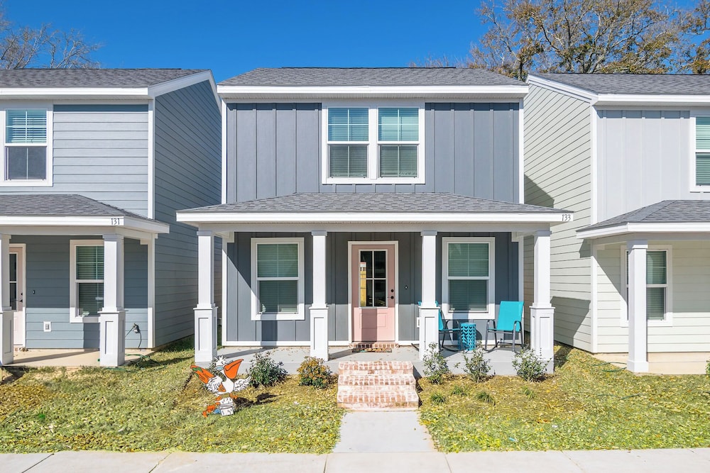 Stylish, Brand NEW 3 Bed Cottage, Beach Front, DOG Friendly!