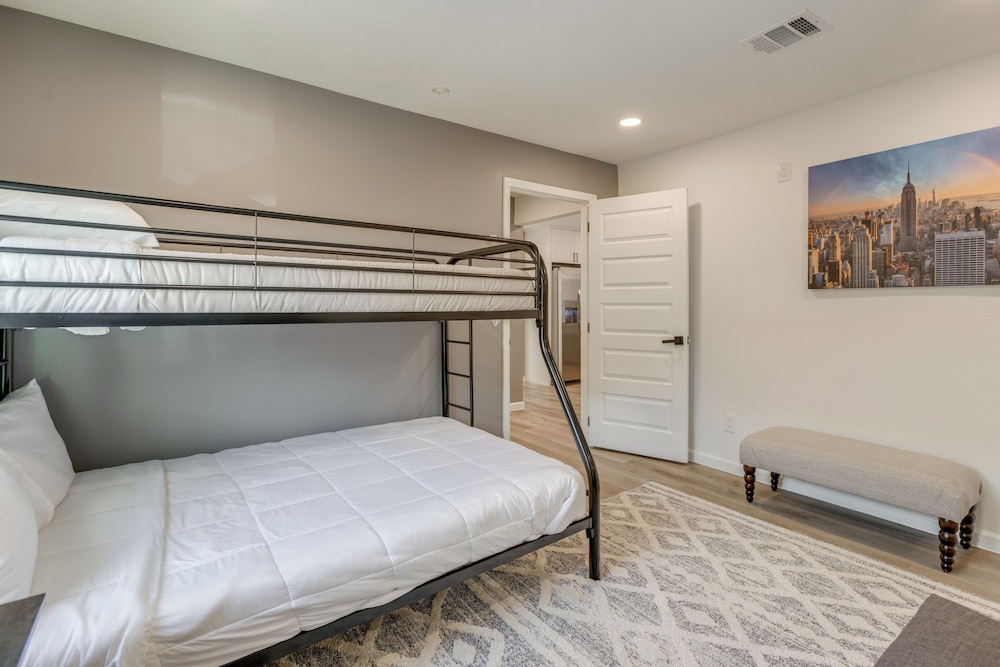 Updated Home w/ Hot Tub in Houston's Northside!