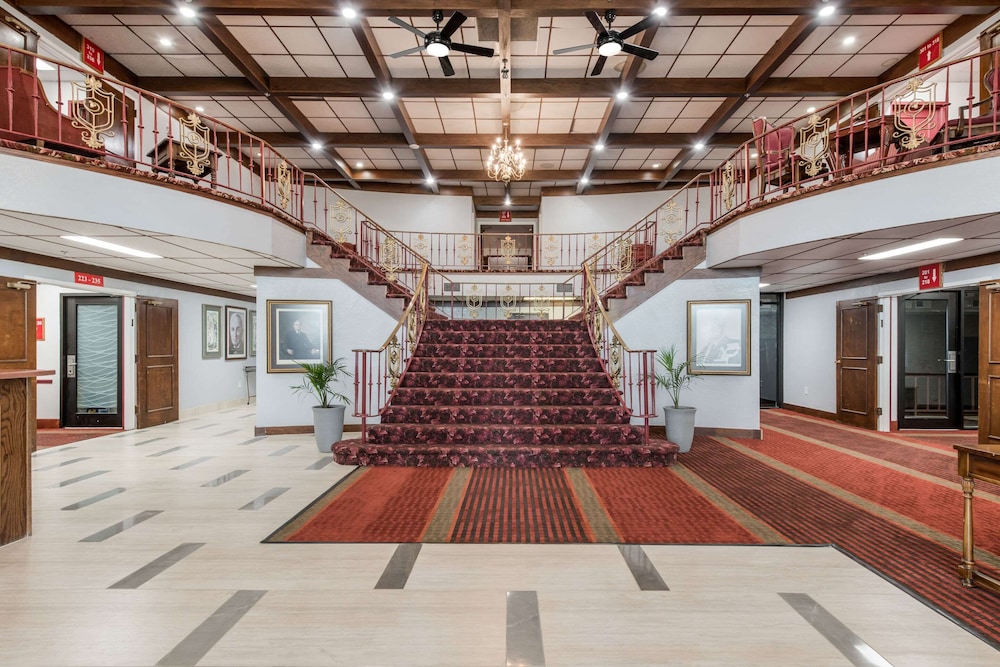 Sedalia Vacations - Econo Lodge Truman Inn - Property Image 2
