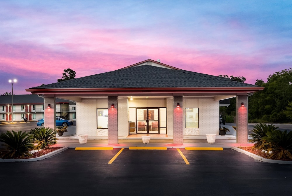 Thomasville Vacations - Red Roof Inn  Suites Thomasville - Property Image 13