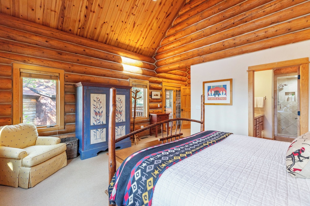 Stunning Views! Ski-in/out Mountain Village Cabin