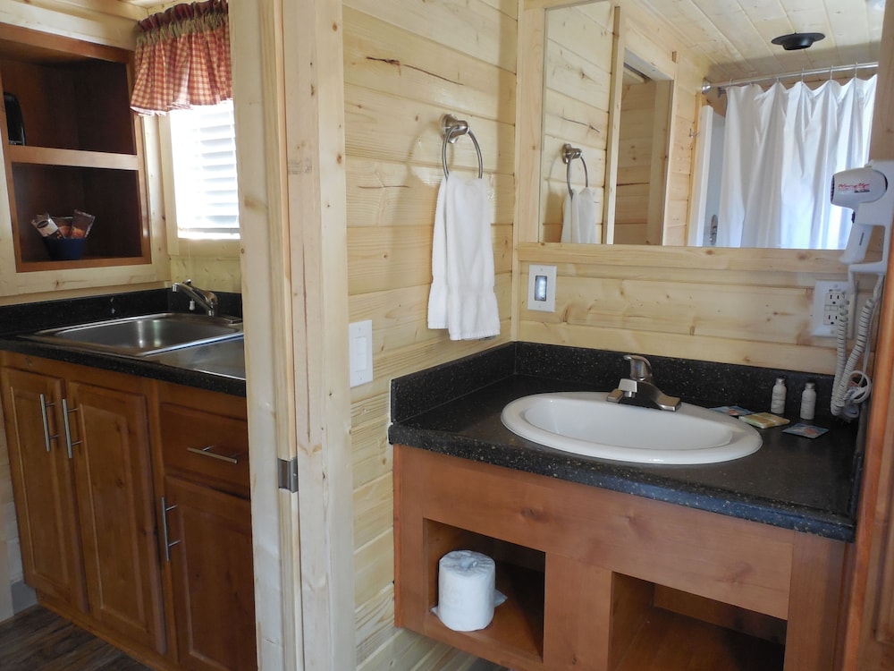 Snake River Cabin Village