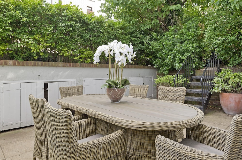Huge Kensington Garden Flat