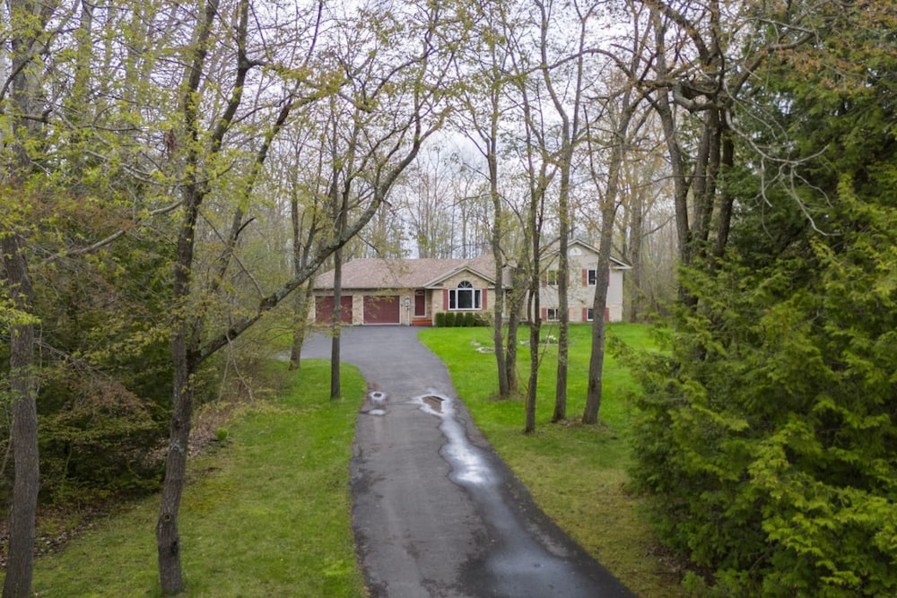 Cozy 4BR Retreat in Quinte West BBQ Backyard