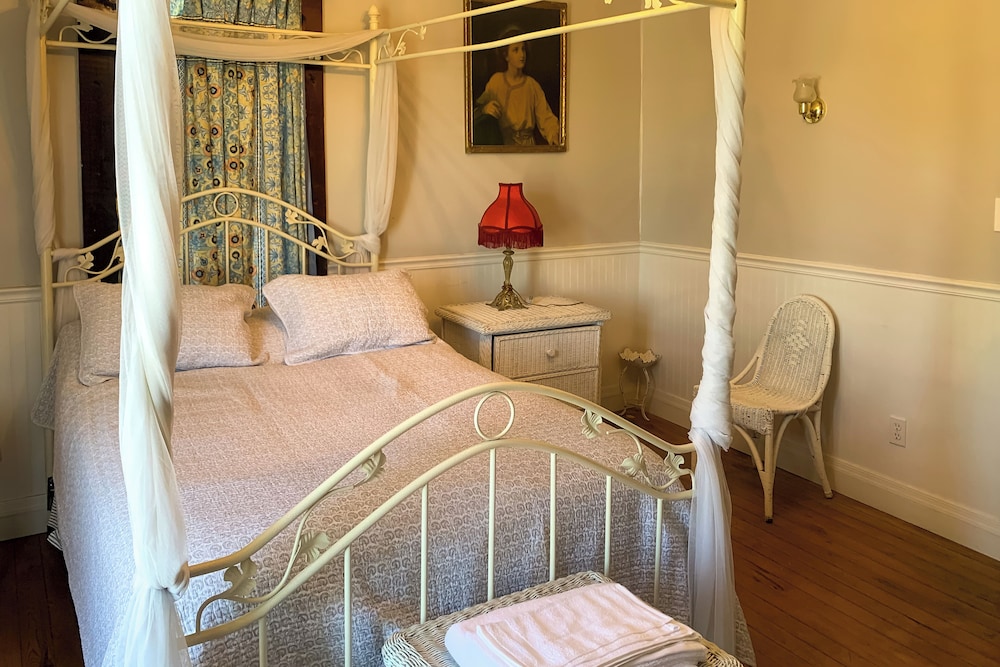 < 1 Mi to Downtown Abq: Historic Manor w/ Patio!