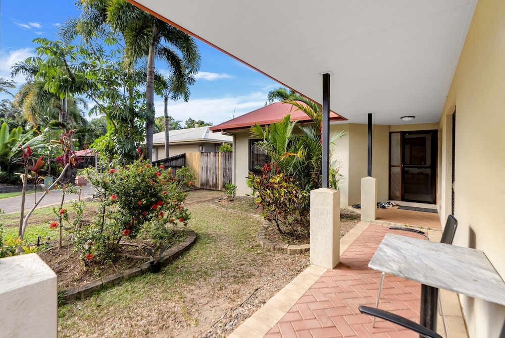 3-bed Family Home With Pool & BBQ by the Beach
