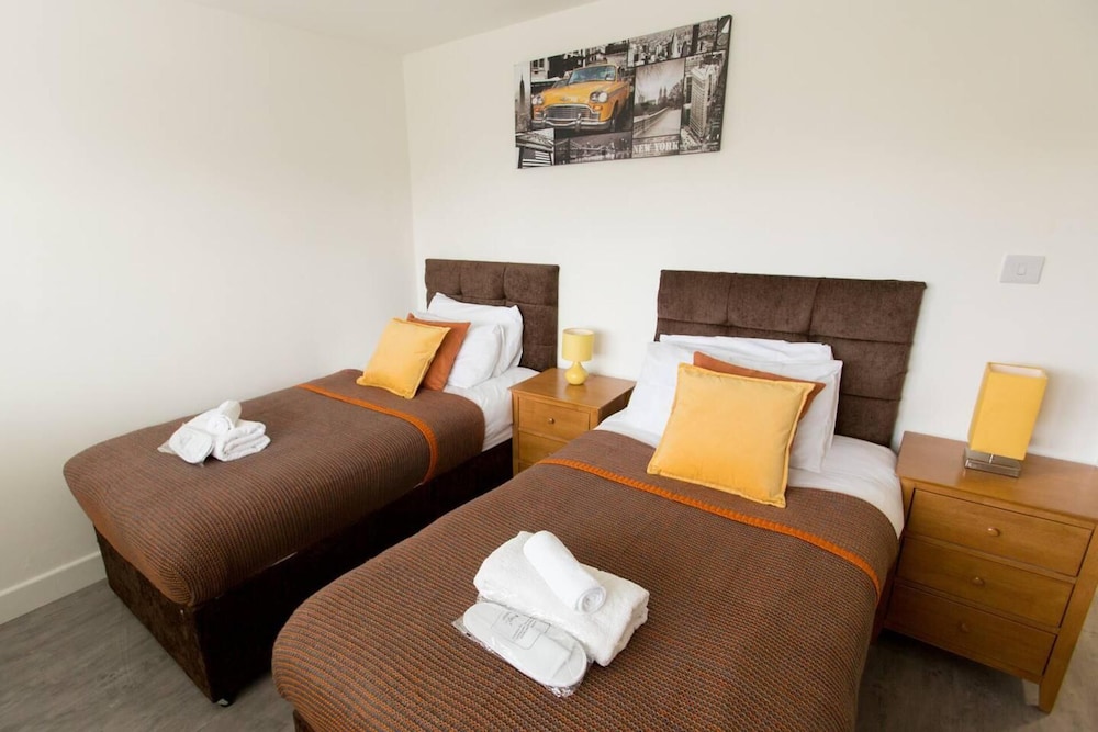 Immaculate 2-bed House in Dartford view 2