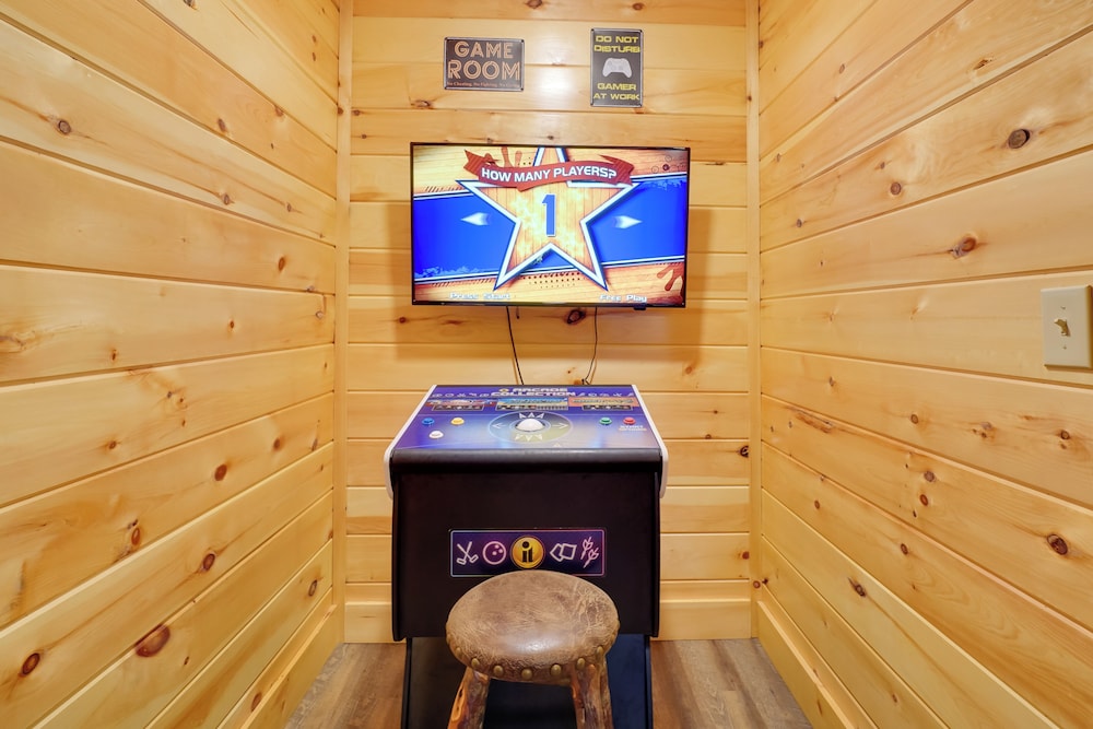 12 Mi to Gsmnp: Cabin w/ Game Room in Sevierville