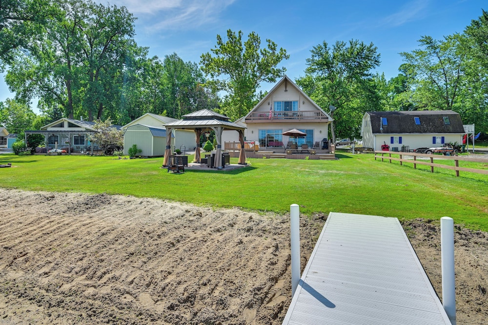 Lakefront Warsaw Home w/ Private Dock + Golf Cart