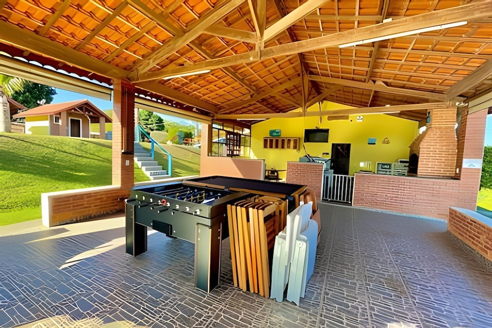 Chácara com 4 Chalés grande piscina
