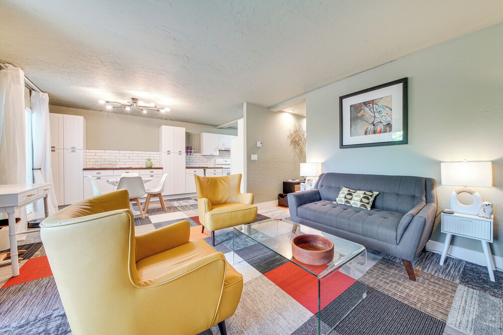 Modern Home Between Seattle, Tacoma & SEA Airport