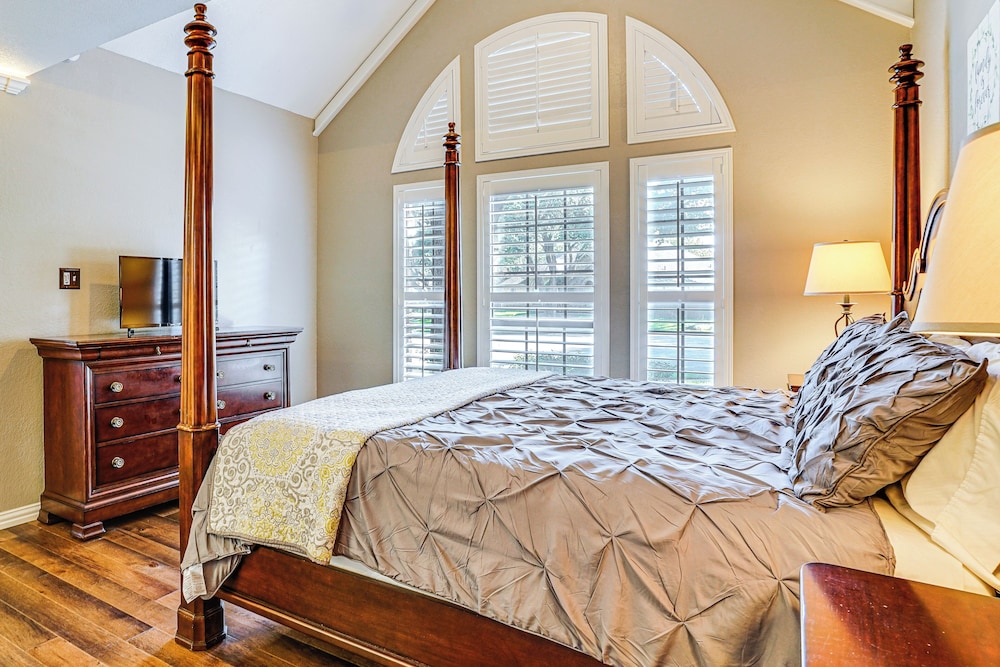 Patio & Yard: Family Home 12 Mi to At&t Stadium!