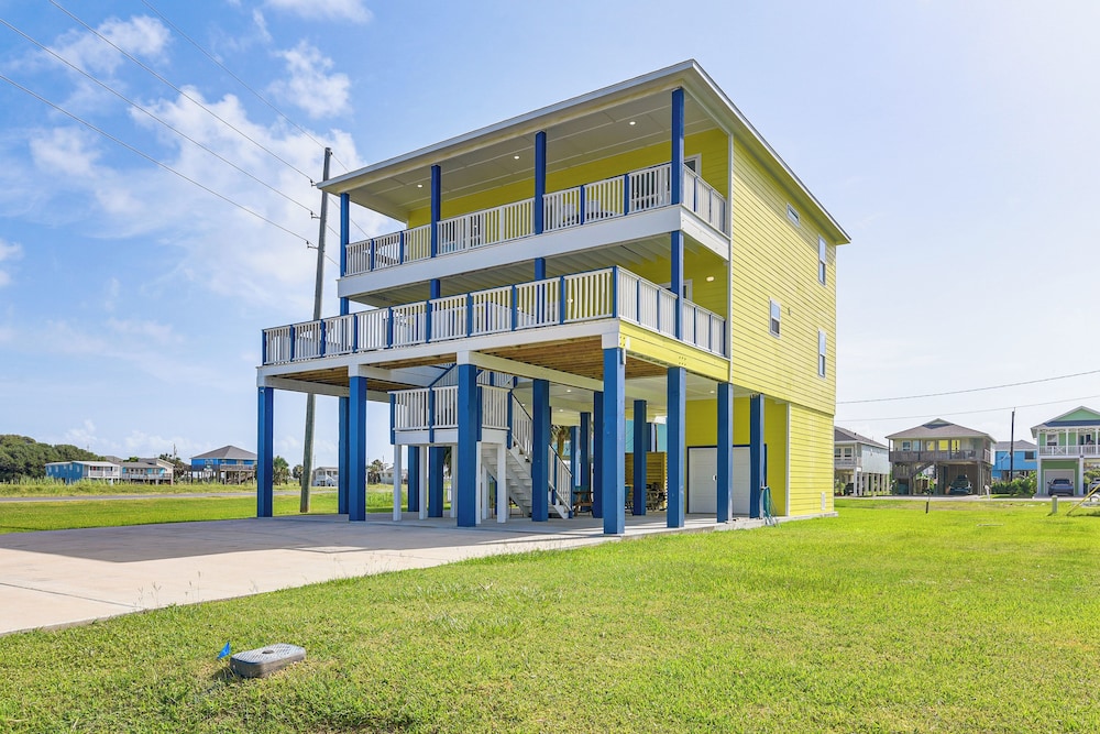 Walk to Beach: Group Getaway in Galveston!