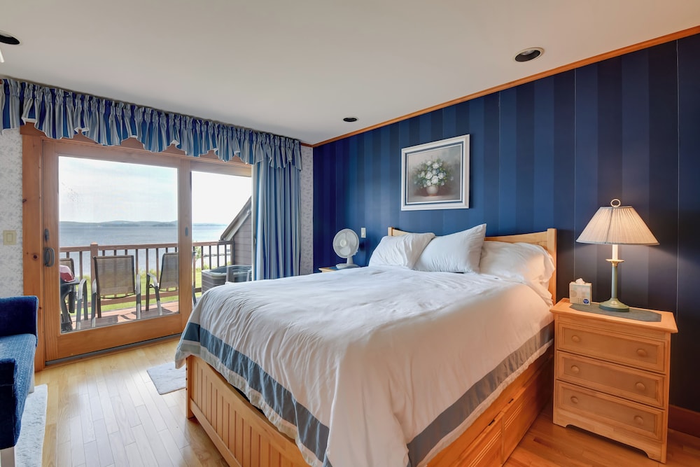 Lake Memphremagog Access: Newport Condo w/ Balcony