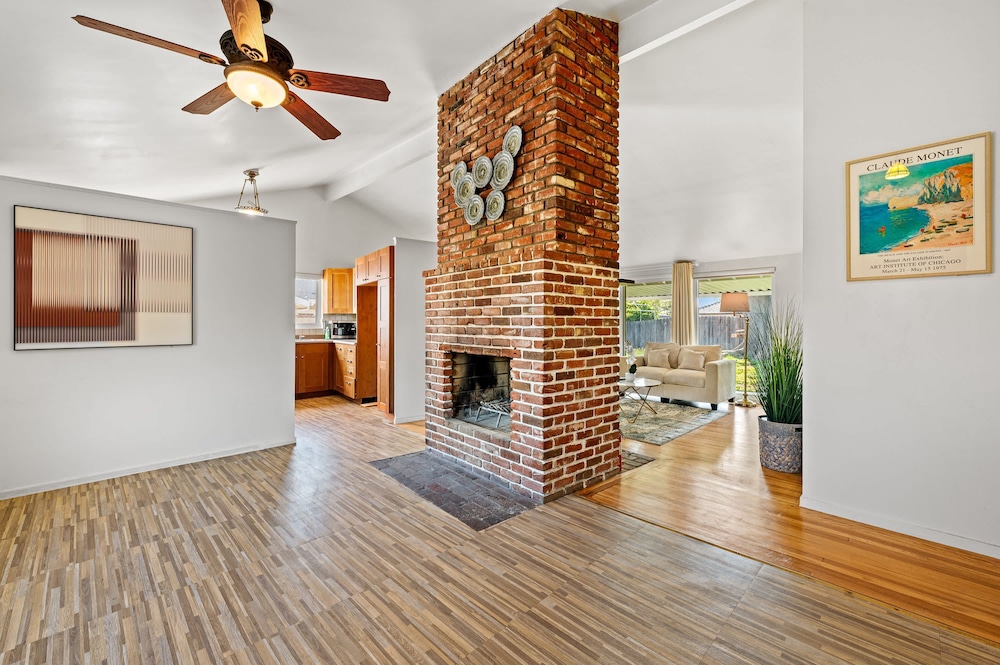 Cozy Family Retreat With Fireplace Spacious Yard