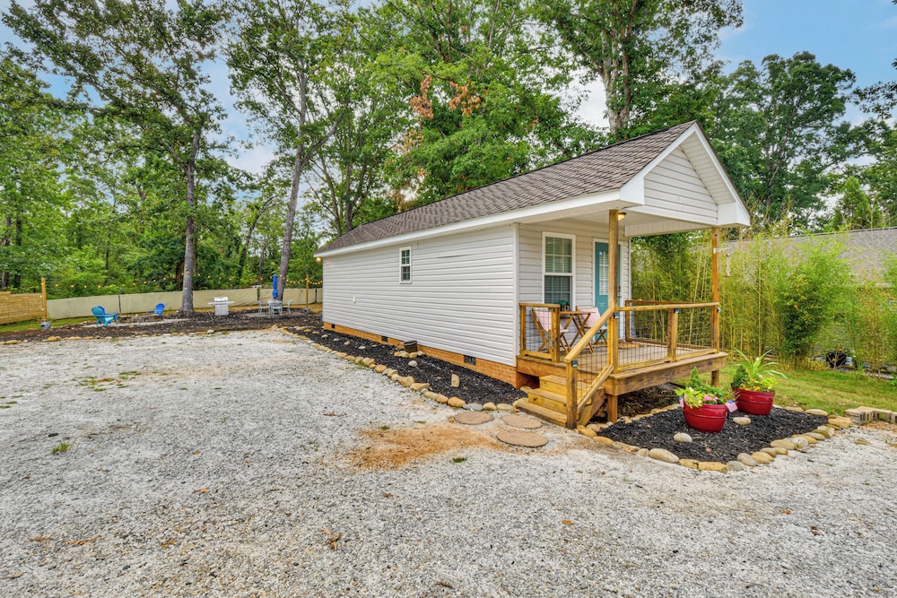 Walk to Beach: Lake Hartwell Cabin w/ Large Yard!