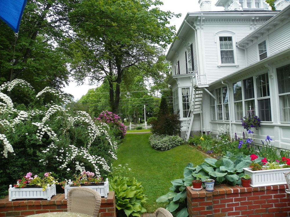 Homeport Inn and Tavern