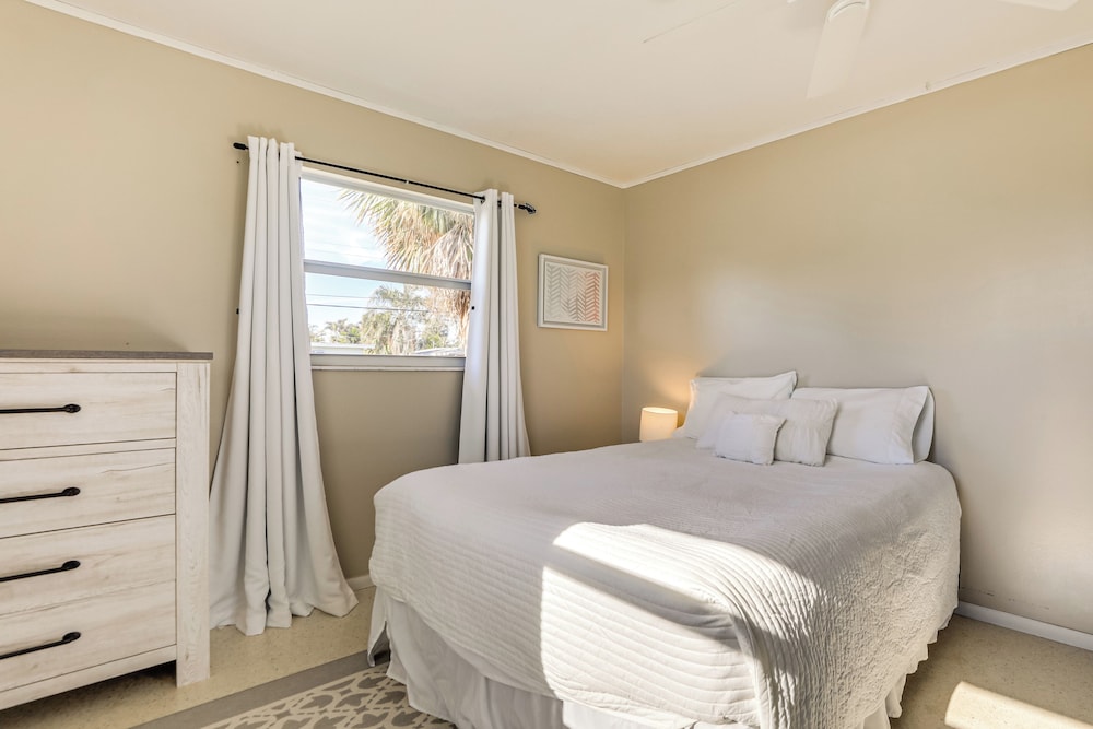 4 Mi to Historic Dtwn Venice: Home w/ Heated Pool!